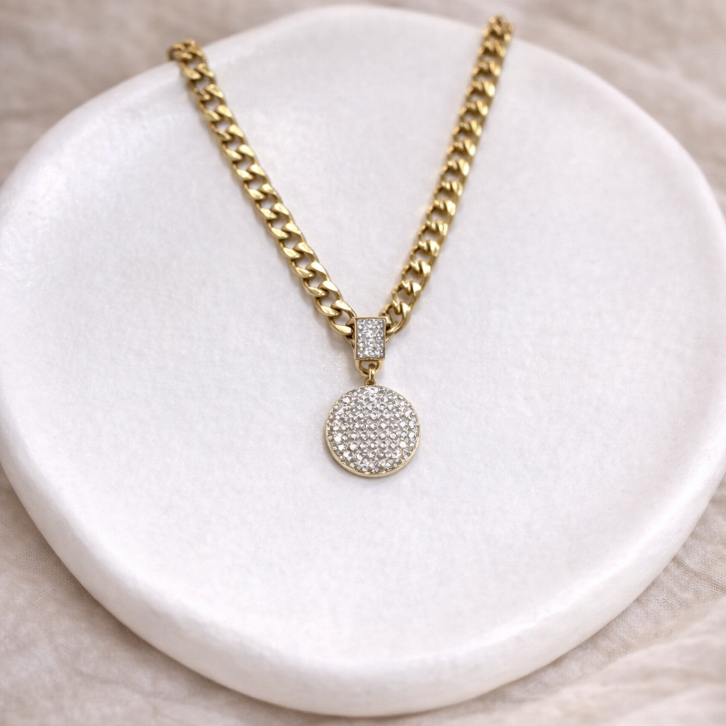 Collier Médaille Pavée – Élégance Intemporelle