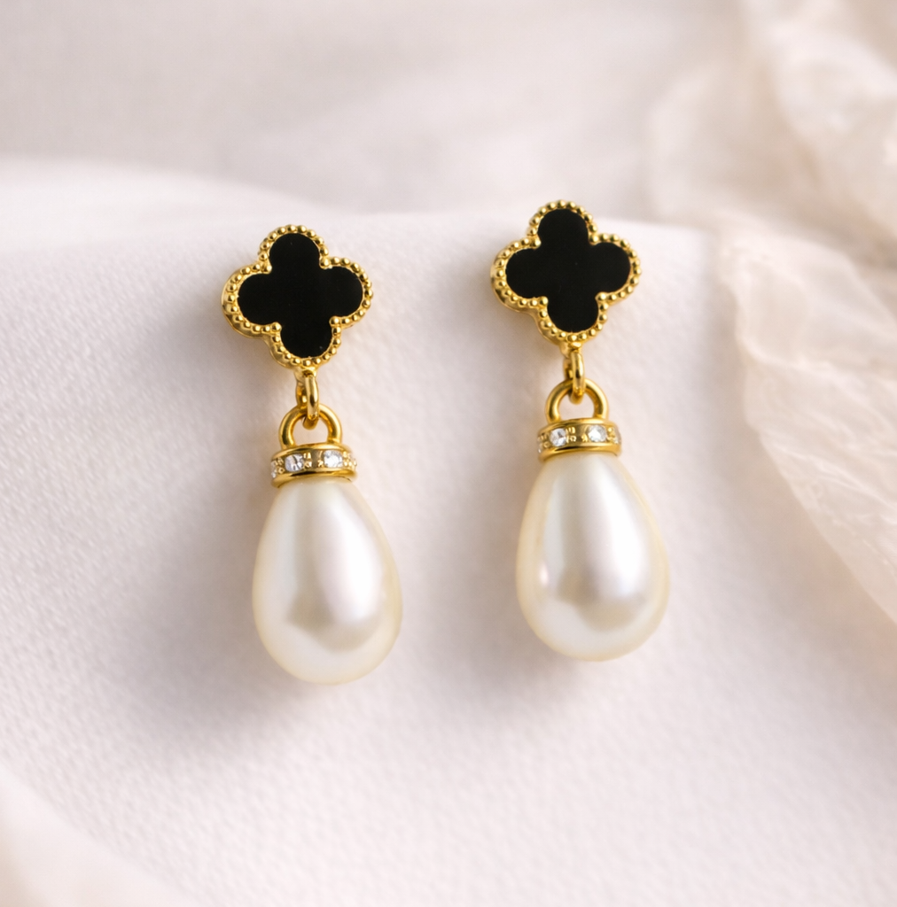 Boucles d’Oreilles Dorées – Trèfle Noir & Perle