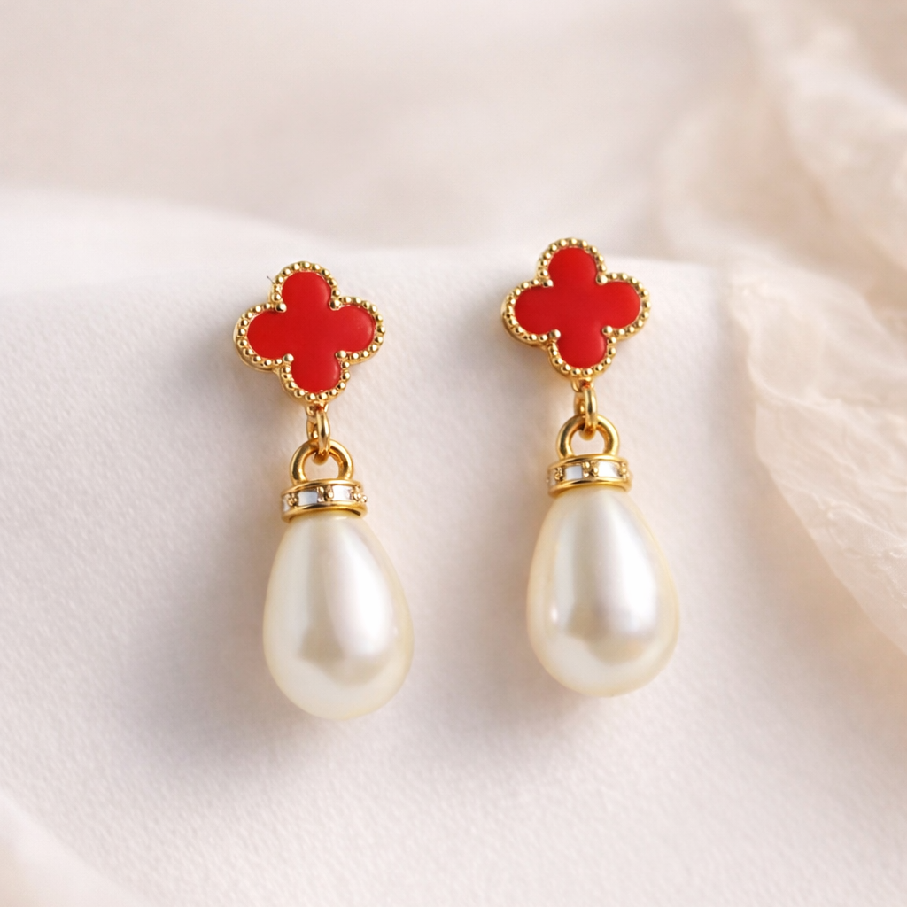 Boucles d’Oreilles Dorées – Trèfle Rouge & Perle